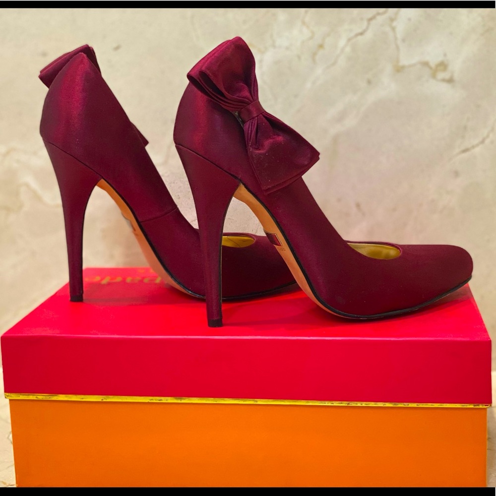 Badgley Mischka satin bow pumps